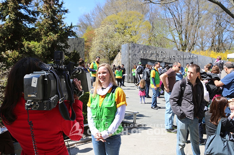 World Mission Society Church of God, Church of God, WMSCOG, green vest, yellow shirts, volunteers, volunteerism, brooklyn botanic garden, News12 Brooklyn, cherry blossom, cherry blossom festival, Sukura Matsuri