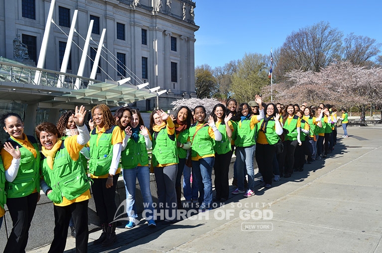 World Mission Society Church of God, Church of God, green vests, smiles, yellow shirt, volunteers, Brooklyn, Cherry Blossom, brooklyn, botanic garden, news12 brooklyn, friendly, helpful, WMSCOG