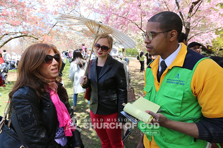 World Mission Society Church of God, Church of God, green vests, smiles, yellow shirt, volunteers, Brooklyn, Cherry Blossom, brooklyn, botanic garden, news12 brooklyn, friendly, helpful, WMSCOG