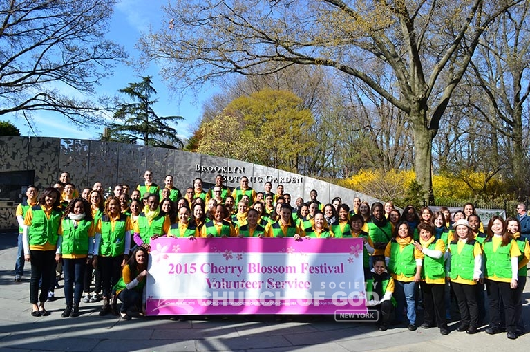 World Mission Society Church of God, Church of God, green vests, smiles, yellow shirt, volunteers, Brooklyn, Cherry Blossom, brooklyn, botanic garden, news12 brooklyn, friendly, helpful, WMSCOG