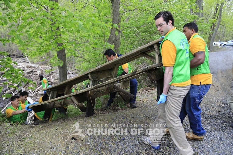 World Mission Society Church of God, Legislator, Christopher Eachus, Orange County, New Windsor, NY, New York, Plum Point Park, Hudson River, Environment, Cleanup, Beautification, Volunteerism, Volunteer