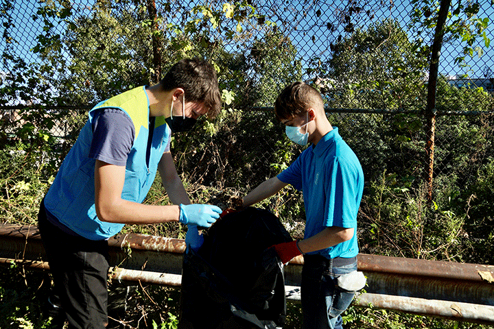 ASEZ Students Clean up Park Avenue in the Bronx